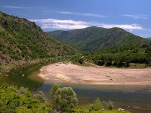 Пожарникари спасиха 17-годишно момиче, попаднало във воден капан в Арда