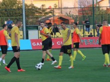 Ботев уреди контрола с аматьори