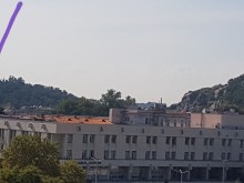 Някой живее на покрива на Централна поща, има и пране