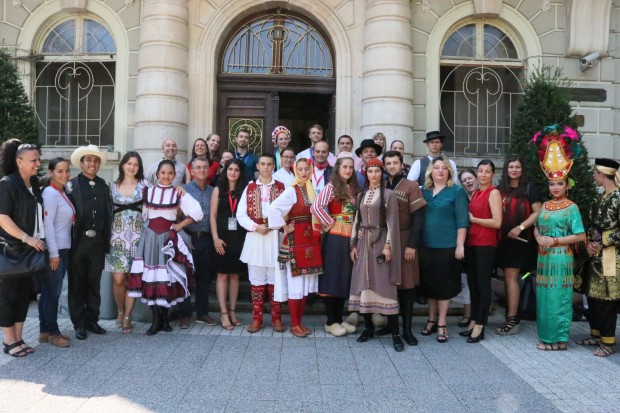 Участниците в 24-ия Международен фолклорен фестивал получиха подаръци от местната