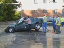 Кола пропадна в дупка, отворила се след ВиК авария