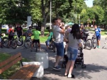 Велосипедистка блъсна дете в градския парк в Монтана, извини се и избяга