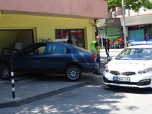 Жена опитала да прикрие мъжа, който заби кола в пекарна