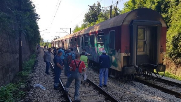 Пътнически влак от Мездра за Враца е дерайлирал днес в