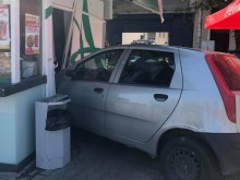 Кола се вряза в дюнерджийница на "Аладин"!