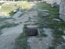 Реално застрашаваща живота на мнозина шахта зее в центъра на Пловдив