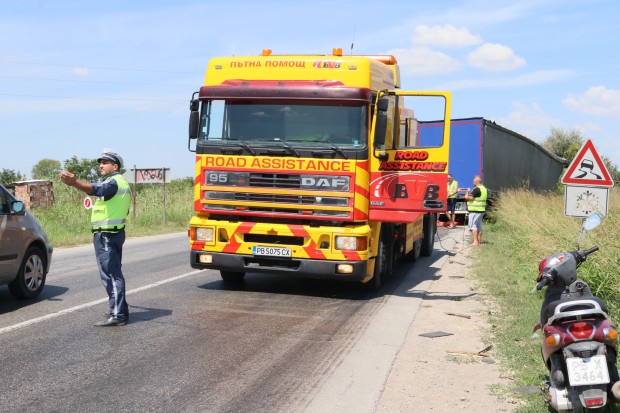 Екип на Пътна помощ се опитва да изтегли тежкотоварния автомобил