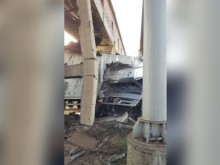 ТИР се блъсна в естакада на "Брикел" и почти я разруши