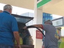 Наляха гориво за 400 лева в туби от минерална вода на пловдивска бензиностанция! Забранено ли е?
