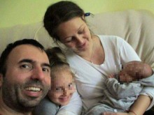 Млада майка се бори с коварно заболяване, лечението е непосилно скъпо за семейството й