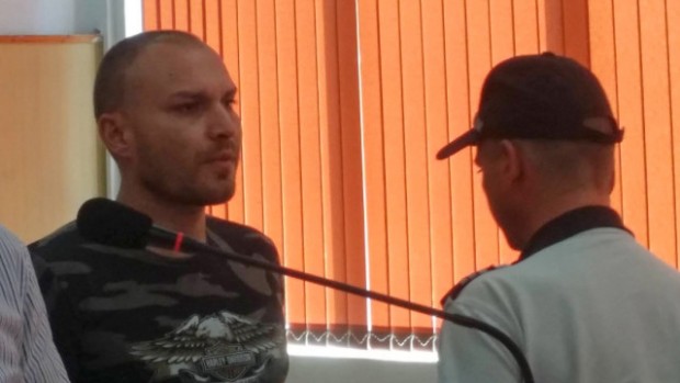 Хванатият да превозва нелегални имигранти столичен полицай Владимир Стоянов остава