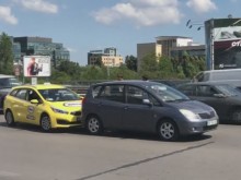Видео: Жена отмъсти на таксиджия, удари му колата пет пъти на задна