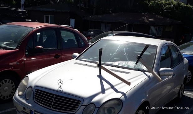Кола с пловдивска регистрация осъмна със забити кирки в Несебър