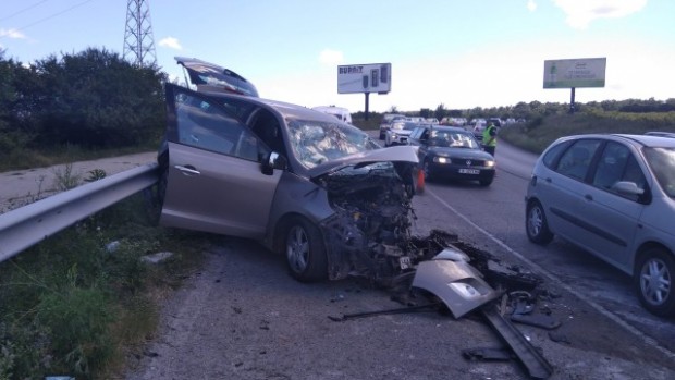 bTV
Единият от шофьорите, ранени в сблъсъка по пътя Варна –