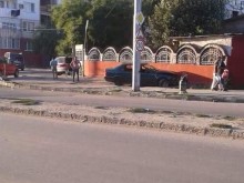 Кола се вряза в стена в Пловдив, шофьорът от ромски произход избяга!