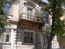Дупка зейна над главите на пловдивчани, хвърчат отломки