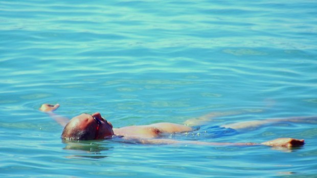 Фейсбук
Незаконният басейн на топлата вода до Офицерския плаж, популярен сред варненци