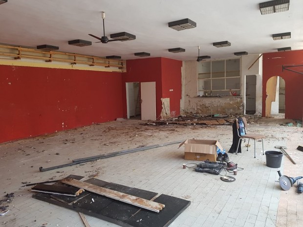 Усилени ремонти кипят в сградата на Община Девня и прилежащите