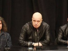 Любим сценарист на Слави Трифонов хванат в крачка от папараци