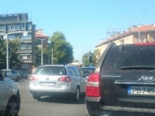 Транспортен хаос в центъра на Пловдив, преминаването става на магия