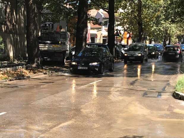 Varna24.bg Централни улици във Варна почти бяха наводнени след голяма