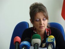 Собственик на бистро заплашва с брадвичка 13-годишно момиче
