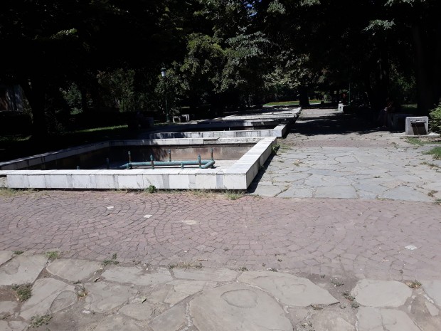 Това лято фонтаните в Дондуковата градина не работят, а настилката