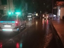 Момче и момиче се скриха под навес от дъжда, дрифтаджия ги помете