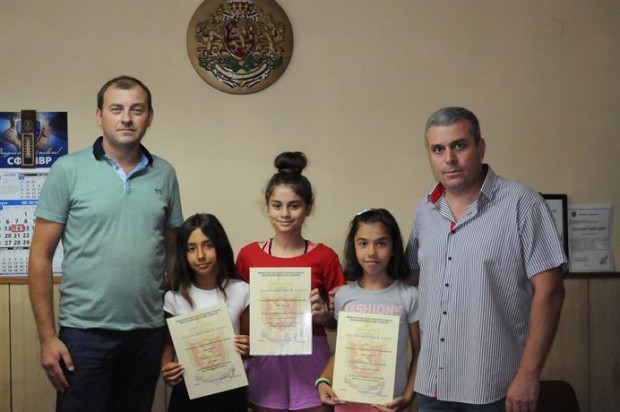 Директорът на ОДМВР-Силистра старши комисар Мартин Недялков награди три момичета,