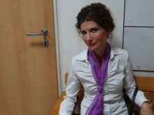 Девствената поетеса загуби жилището си заради дългове