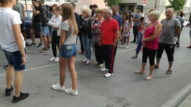 bTV
Близки на блъснатите от кола младежи на тротоар в Петрич