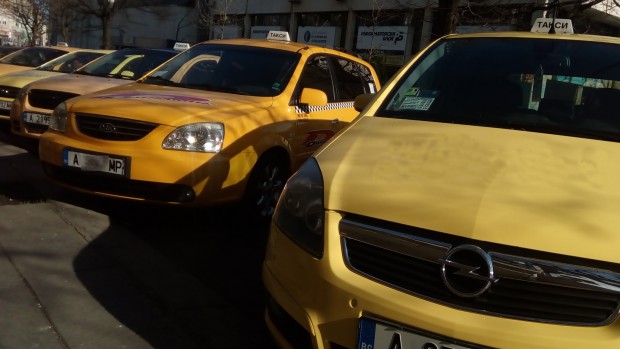 През летните месеци в Бургас таксиметровите превози се увеличават многократно,