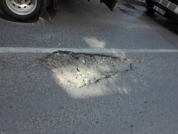 Varna24.bg изпрати сигнал за поредните опасни дупка по варненски улици.