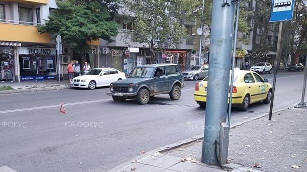 Аварирал джип затруднява движението по бул Христо Ботев в района
