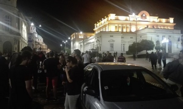 БНР
Десетки недоволни граждани се събраха с автомобилите си около полунощ