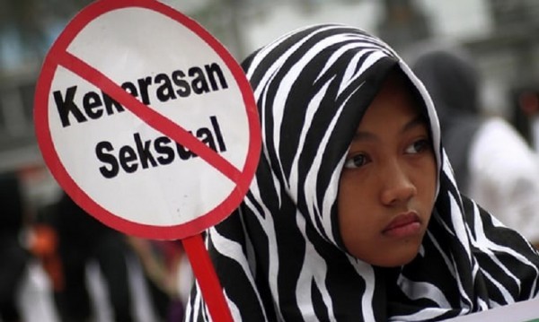 15 годишната Фика от остров Суматра Индонезия ражда през нощта Сама