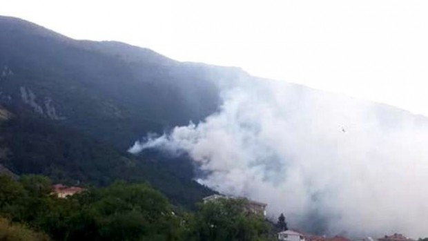 bTV
Голям пожар избухна снощи над Карлово, гори борова гора. През