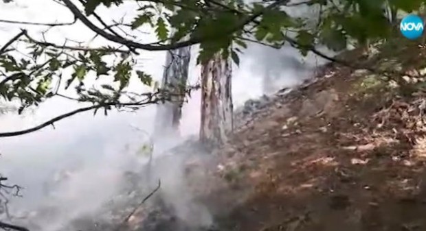 Огнеборци продължават да дежурят в планината над Карлово след пожара