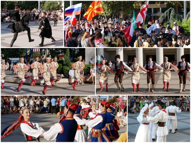 Burgas24 bg Пъстрото шествие на състави от 11 държави премина от площад