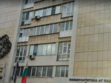 Пак в болницата в Сливен: Карат родилка да носи тава с кюфтета и да катери стълби
