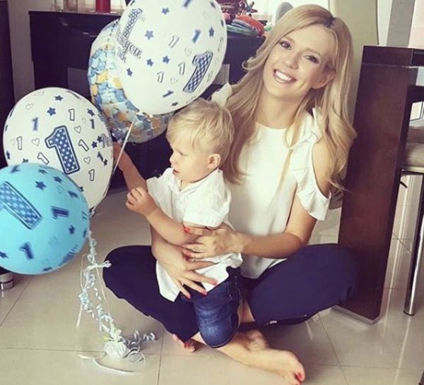 Instagram
Бившата вокалистка на Слави Трифонов Нели Петкова отпразнува първия рожден