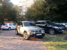 Читателка на Plovdiv24.bg: Така ли трябва да се паркира в парка?