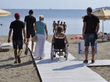Достъпни ли са родните плажове за хората с увреждания?