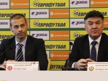 Боби Михайлов удря рамо на европейския футболен шеф