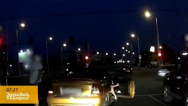 Шофьор нападна друг шофьор на светофар в София. Сигнал за