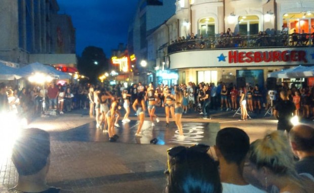 Атрактивно шоу пред около 1500 човека разстърси пловдивската главна улица