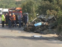 Смърт на пътя Русе – Бяла! Шофьор се блъсна в камион с прасета и бус