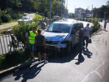 Поредна катастрофа в Пловдив! Автомобил премина през разделителната ограда на "Шести септември"