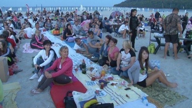 bTV
За четвърта поредна година Най-дългата вечеря на плажа събира стотици
