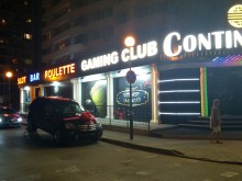 Невиждана наглост: Казино си паркира наградата направо в кръстовище, под знака за забранено спиране